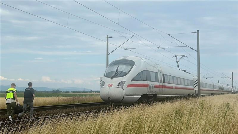 Fahrgäste mit Axt in ICE attackiert - Prozessbeginn Bei dem Angriff im Juli 2025 sind mehrere Menschen verletzt worden. (Archivbild)