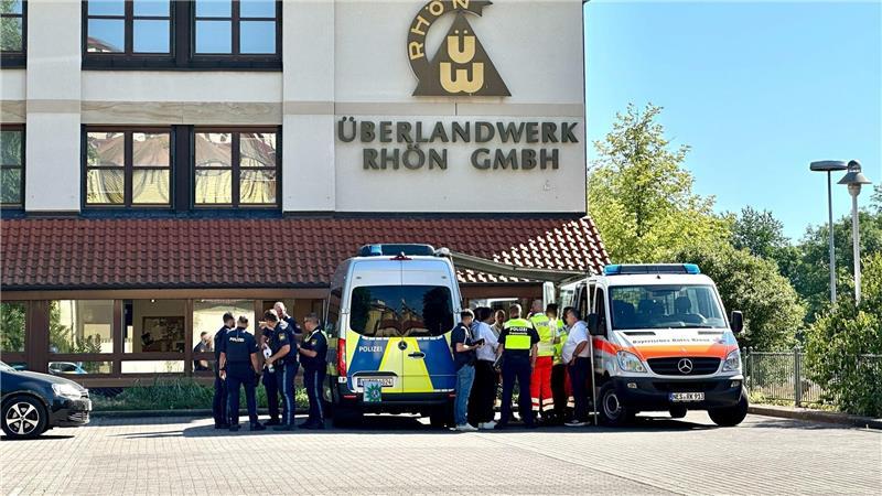 Mordverdächtiger: Tödlicher Angriff auf Kollegin war geplant Bei dem Angriff in Mellrichstadt war eine Frau gestorben, zwei Männer wurden schwer verletzt.