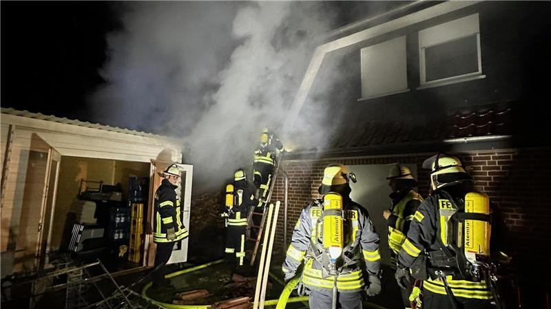 Feuer in Düdenbüttel droht auf Wohnhaus überzugreifen – Anwohner handeln Bei dem Brand zwischen Schuppen und Wohnhaus gab es eine stärkere Rauchentwicklung.