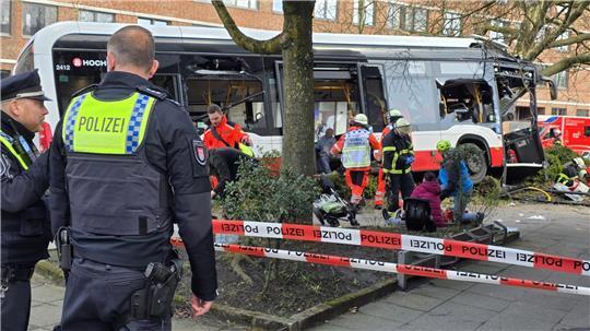 Bei dem Busunfall sind 21 Menschen verletzt worden.