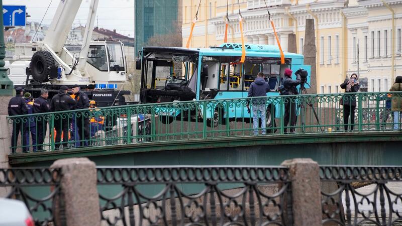 Bei dem Busunglück in St. Petersburg sind mehrere Menschen ums Leben gekommen.