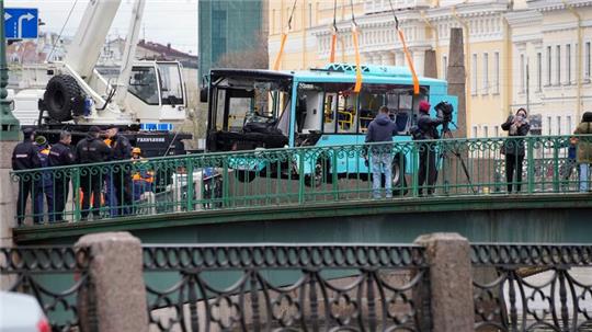 Bei dem Busunglück in St. Petersburg sind mehrere Menschen ums Leben gekommen.