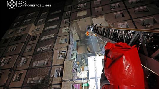 Bei dem Drohneneinschlag in einem mehrstöckigen Wohnhaus in Dnipro gab es Tote und Verletzte. 