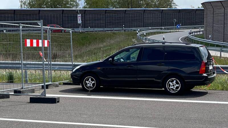 Bei dem Fahrzeug auf der Autobahn handelt es sich um eine ältere Kombi-Version des Ford Focus.