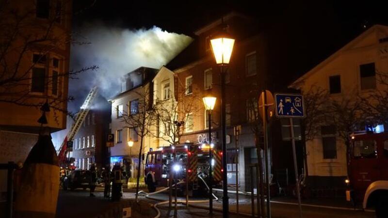 23-Jähriger wird zum Retter – privat hat er es nicht leicht Bei dem Feuer in der Schillerstraße kam im Januar 2022 ein Mann ums Leben. (Archivbild)