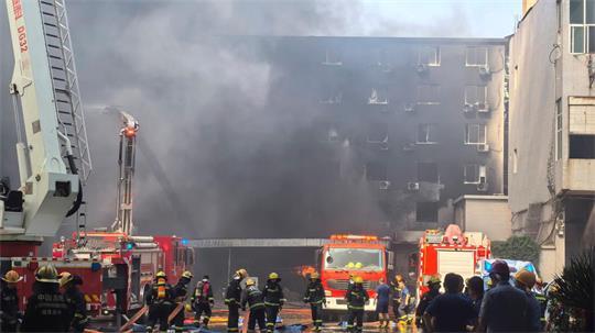 Bei dem Feuer soll es eine erhebliche Zahl an Opfern gegeben haben.