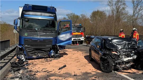Bei dem Frontalzusammenstoß in Kiel starb eine Frau.