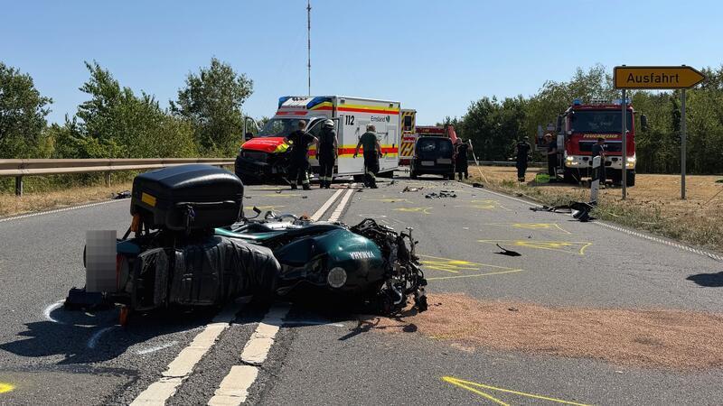 Bei dem Frontalzusammenstoß kam ein Motorradfahrer ums Leben.