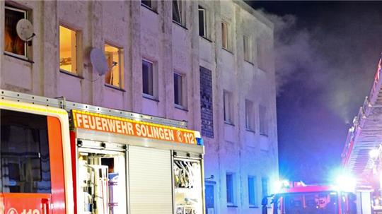 Bei dem Hausbrand in Solingen sind etliche Menschen verletzt worden, darunter auch die Besatzung des ersten eingetroffenen Rettungswagen.