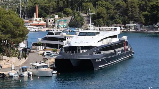 Bei dem Katamaran, der mit einem Segelboot zusammenstieß, handelt es sich um ein Linienschiff.