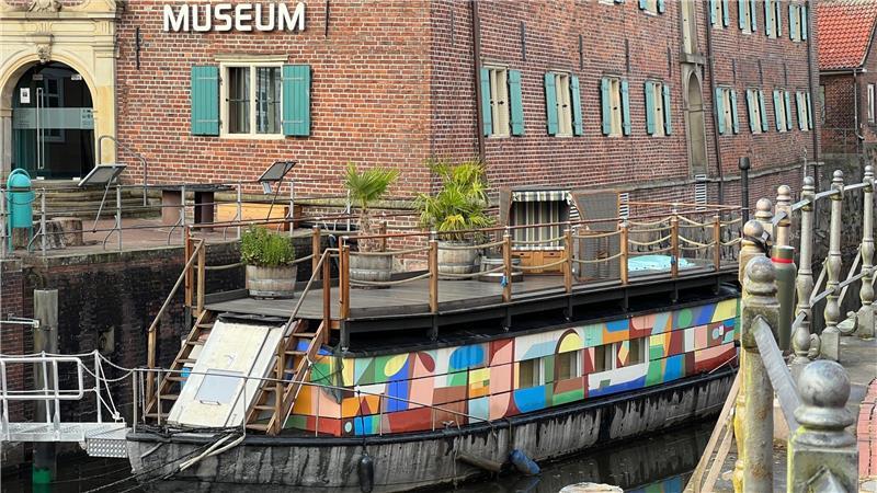 Bei dem Kunstkudder handelt es sich um die älteste erhaltene Alsterschute aus dem Jahr 1904. Sie liegt seit Sommer 2023 im historischen Stader Hafen, ist Domizil für Künstler und kann für Übernachtungen gemietet werden.