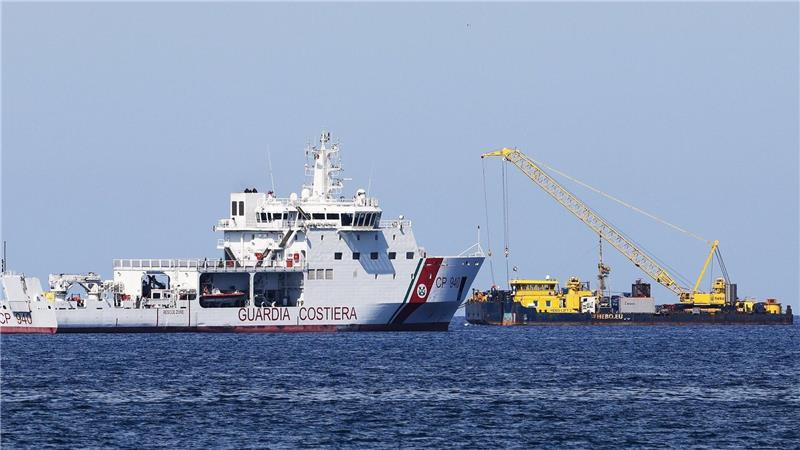 Bei dem Manöver kommt auch ein schwimmender Kran zum Einsatz. Es gilt als extrem kompliziert. Die Kosten werden auf mehrere Millionen Euro geschätzt.