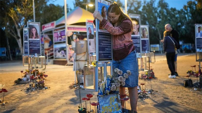 Israel erinnert an Hamas-Massaker - Rufe nach Untersuchung Bei dem Massaker der islamistischen Hamas und anderer extremistischer Gruppierungen in Israel wurden rund 1.200 getötet, darunter viele auf dem Nova-Musikfestival in der Nähe des Kibbuz Reim.