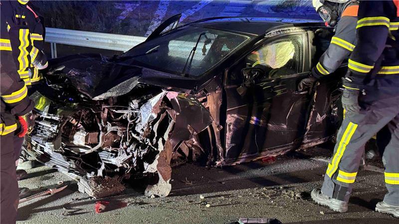 Trümmerteile auf der Autobahn: Schwerer Unfall auf der A26 Bei dem Opel wurde eine Achse bei dem Unfall abgerissen.