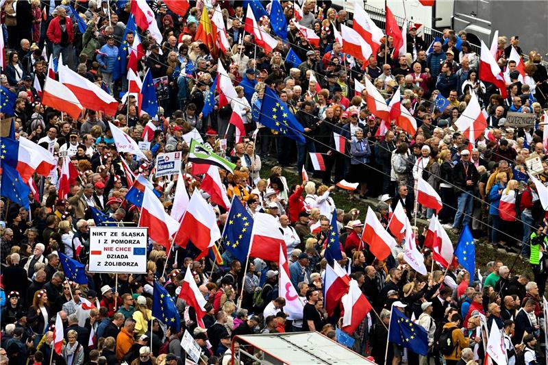 Rund eine Million Menschen protestieren gegen PiS-Regierung Bei dem Protest waren viele Polen- und EU-Flaggen zu sehen.