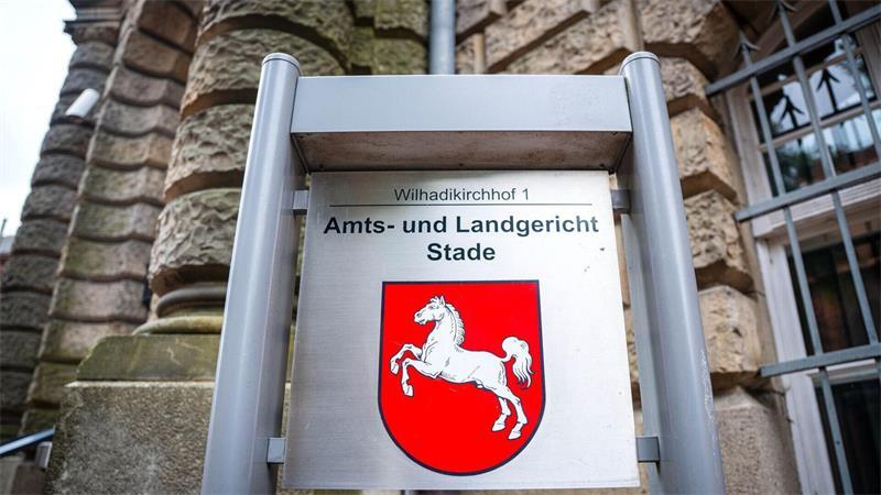 Bei dem Prozess am Landgericht Stade zeigte der Angeklagte Reue dafür, dass er bei seinem Bruder die Fenster einschlug.