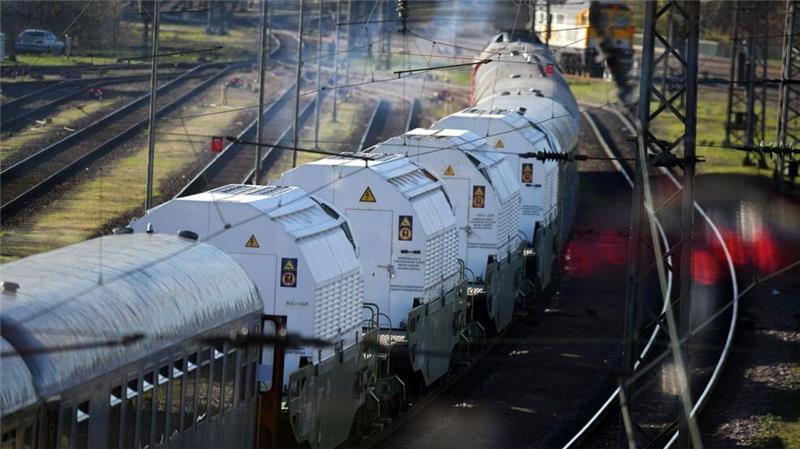 Nach vier Jahren: Ein Castor-Zug kommt in Deutschland an Bei dem Transport geht es um Abfälle, die nach der Wiederaufarbeitung von Brennelementen aus deutschen Atomkraftwerken übrig geblieben sind.