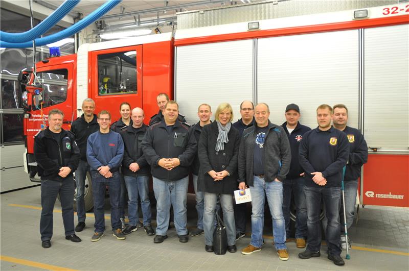 Bei dem Treffen im Fredenbecker Feuerwehrhaus (von links) : Vertreter der beteiligten Wehren mit Beate und Holger Paß. Foto: Klempahn