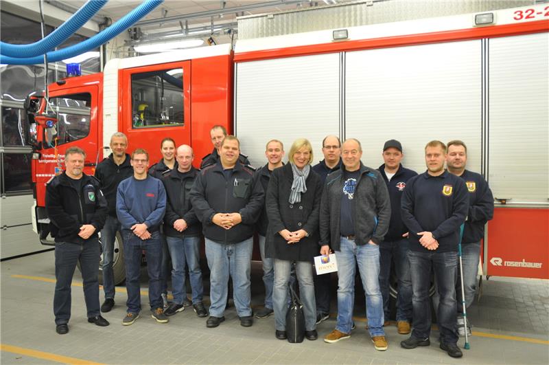 Unfallopfer bedankt sich bei den Einsatzkräften Bei dem Treffen im Fredenbecker Feuerwehrhaus (von links) : Vertreter der beteiligten Wehren mit Beate und Holger Paß. Foto: Klempahn