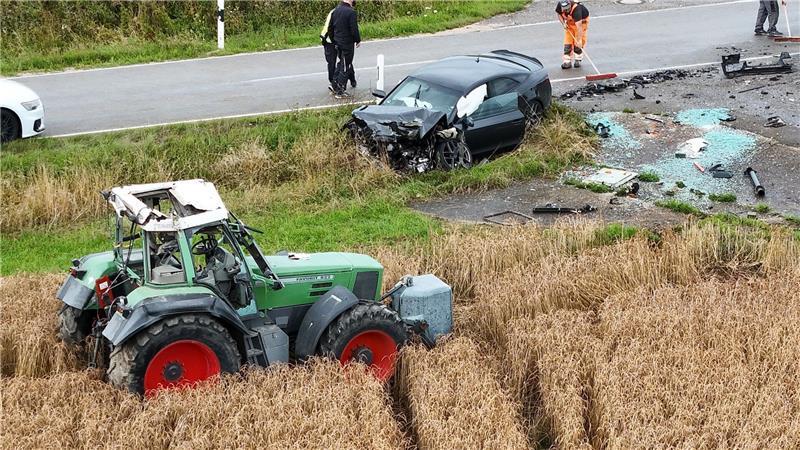 Bei dem Überschlag wurde ein vierjähriger Junge aus dem Traktor geschleudert und schwer verletzt. 