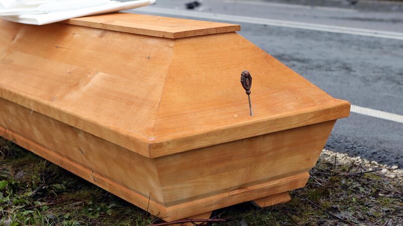 Bei dem Unfall am frühen Sonntagmorgen in der Nähe des Klostersterns waren der Fahrer des Sportwagens sowie eine 39 Jahre alte Mitfahrerin ums Leben gekommen.