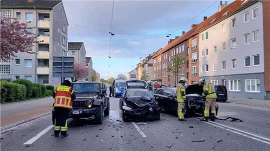 Bei dem Unfall an der Georgstraße waren fünf Pkws beteiligt. Eine Person wurde ins Krankenhaus gebracht.