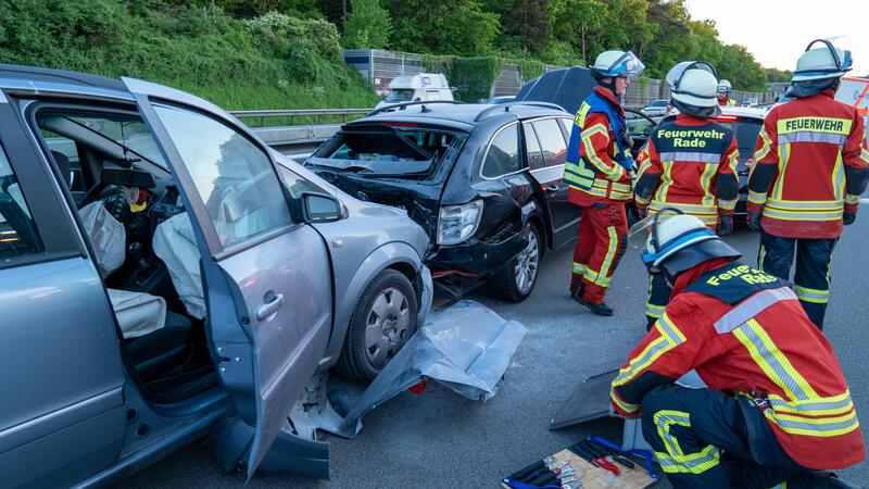 Hollenstedt: Unfall auf der A1 – 10 Menschen verletzt Bei dem Unfall auf der A1 wurden insgesamt 10 Menschen verletzt.