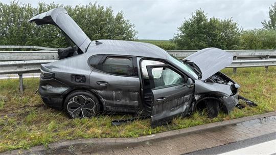 Bei dem Unfall auf der A26 wurde der Ford-Capri-Elektrowagen total beschädigt. 
