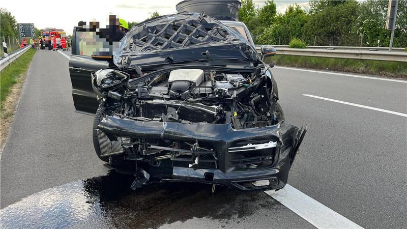 Bei dem Unfall auf der A26 wurde der Porsche Cayenne völlig zerstört.