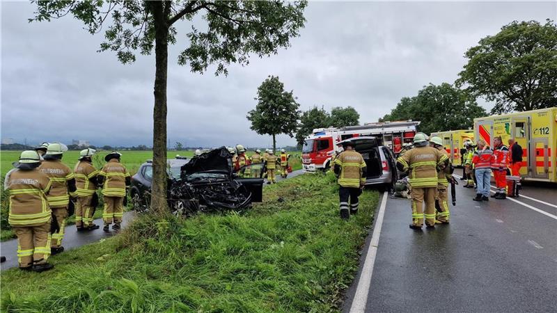 Bei dem Unfall auf der B 212 kam es zu einem Frontalzusammenstoß. Foto: Seeland