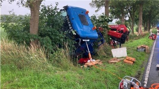 Bei dem Unfall auf der L128 werden zwei Menschen verletzt.