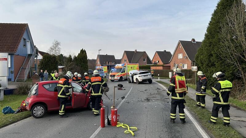 Bei dem Unfall auf der L140 wurden drei Menschen verletzt.