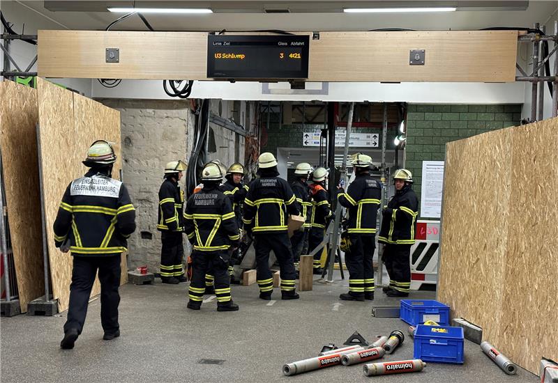 Stahlträger verletzt Arbeiter an Hamburger U-Bahn-Station tödlich Bei dem Unfall auf einer Baustelle am U-Bahnhof Wandsbek-Gartenstadt ist in der Nacht zu Montag ein Mann tödlich verletzt worden. Foto: Steven Hutchings/tnn/dpa