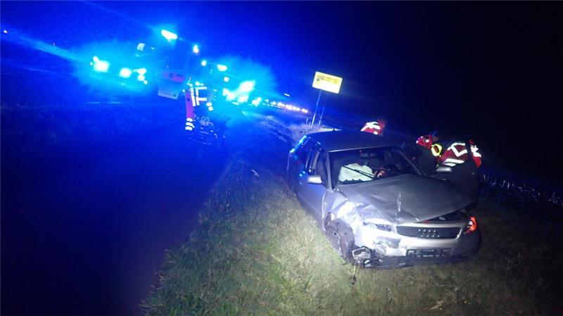 Lkw-Unfall: Vollsperrung an B71 – Schwierige Bergung Bei dem Unfall in Bremervörde wurden drei Personen zum Teil schwer verletzt.