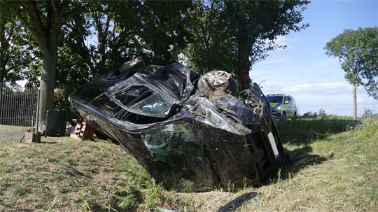 Bei dem Unfall in Cadenberge überschlug sich ein Auto mehrmals.