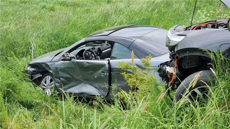 Vorfahrt missachtet: Drei Verletzte bei Unfall in Horneburg Bei dem Unfall in Horneburg wurden zwei Fahrzeuge erheblich beschädigt. Foto: Polizeiinspektion Stade