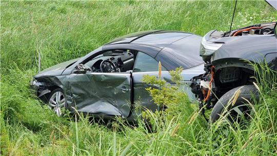 Bei dem Unfall in Horneburg wurden zwei Fahrzeuge erheblich beschädigt. Foto: Polizeiinspektion Stade
