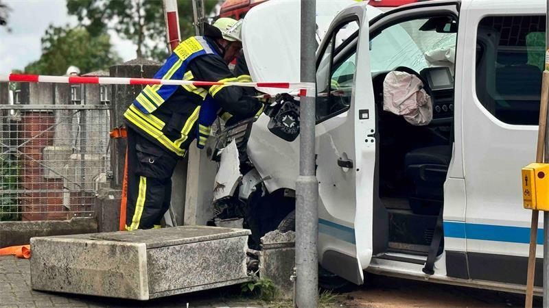 Bei dem Unfall in Hove wurde ein Stromverteilerkasten zerstört.
