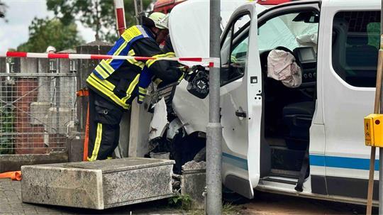 Bei dem Unfall in Hove wurde ein Stromverteilerkasten zerstört.