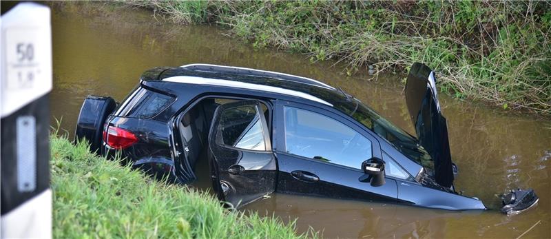 Bei dem Unfall in Kajedeich hat der Ford, der im Fleth zum Stehen kam, schweren Schaden genommen. Foto: Beneke