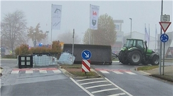 Bei dem Unfall in Zeven wurde der Fahrer des Traktors verletzt, der auf seinem Anhänger Kunststoffcontainer mit ätzender Säure geladen hatte.