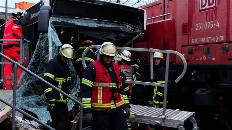 Bei dem Unfall kam eine 19-Jährige ums Leben, der Busfahrer und ein weiterer Fahrgast wurde schwer verletzt.