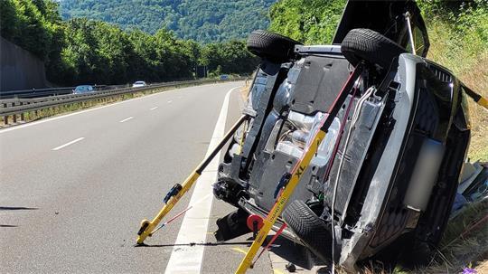 Bei dem Unfall nahe Hechingen wurden laut Polizei vier Menschen verletzt. 