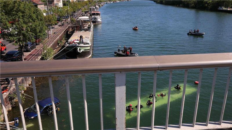 Bei dem Unfall nahe Paris ist ein Bus komplett in der Seine versunken.