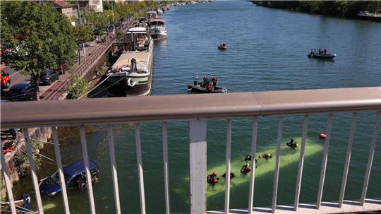 Bei dem Unfall nahe Paris ist ein Bus komplett in der Seine versunken.