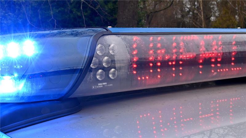 Drei Autos kollidieren auf B73 in Hemmoor Bei dem Unfall sind zwei Personen verletzt worden. Symbolfoto: Carsten Rehder/dpa