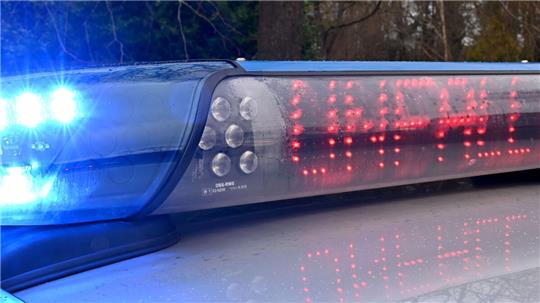 Bei dem Unfall sind zwei Personen verletzt worden. Symbolfoto: Carsten Rehder/dpa