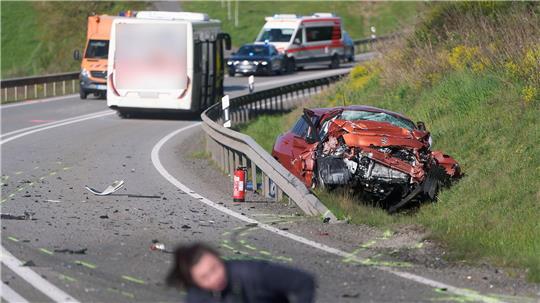 Bei dem Unfall starb ein Mensch, weitere wurden leicht verletzt.