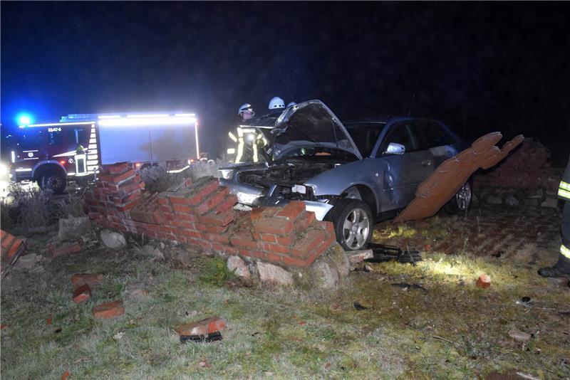 Zwei Schwerverletzte nach Unfall in Harsefelder Kreisel Bei dem Unfall wurde auch die Mönchsfigur auf dem Kreisel umgefahren. Foto: Feuerwehr