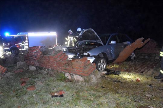Zwei Schwerverletzte nach Unfall in Harsefelder Kreisel Bei dem Unfall wurde auch die Mönchsfigur auf dem Kreisel umgefahren. Foto: Feuerwehr